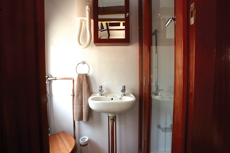 en-suite bathroom pullman suite